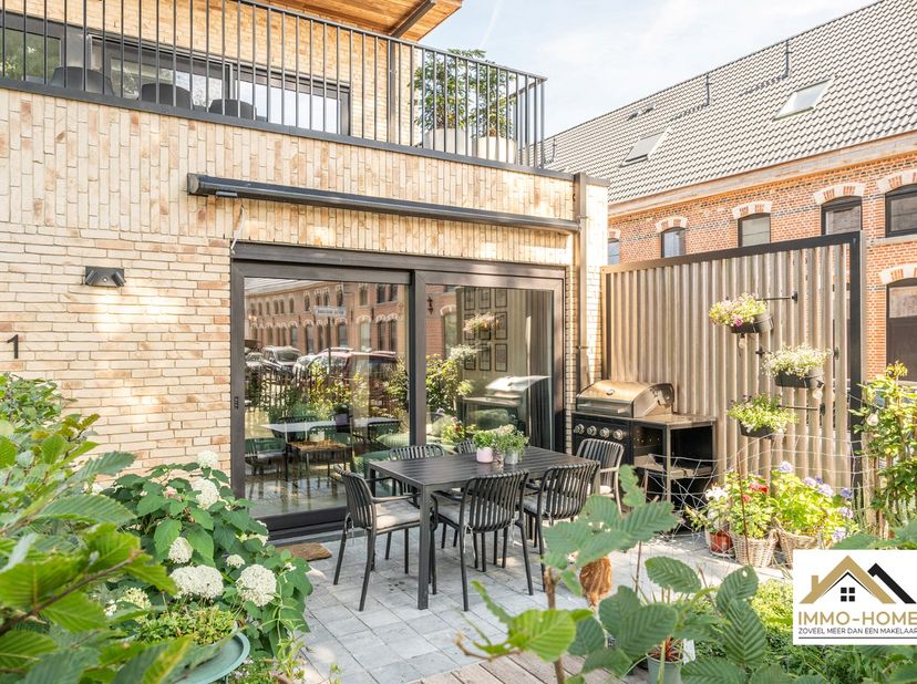 Dit moderne gelijkvloerse appartement vinden we terug op een bijzondere locatie aan een mooi parkje, vlakbij het centrum van Lokeren. Via je private i