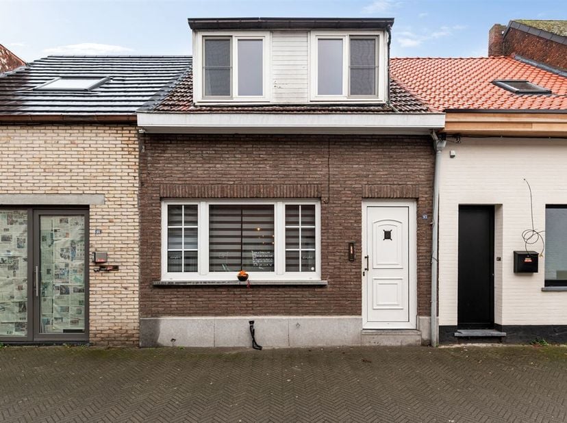 Maison de 2 chambres à coucher sur 460m²<br />
Intéressant pour les investisseurs, loué 917 €/mois.<br />
Situation :<br />
La propriété est située da