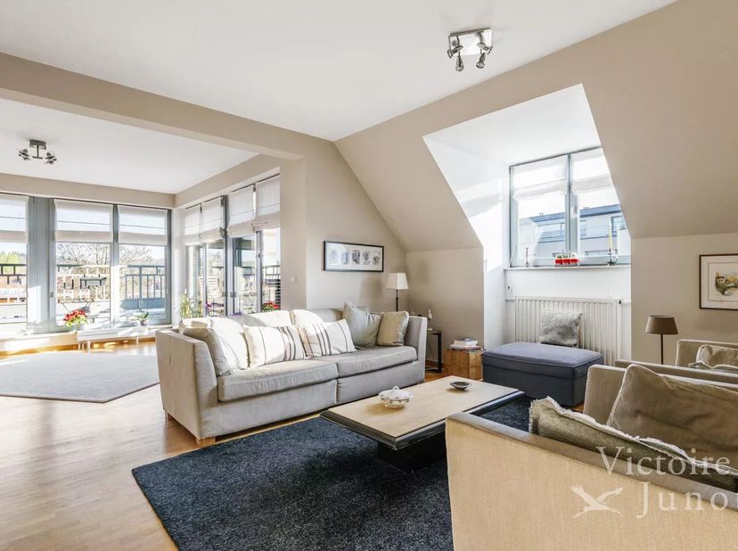 Victoire Junot biedt u iets aan in de nabijheid van het Dumonplein, alle voorzieningen en het Zoniënwoud, in een recent gebouw, prachtig penthouse in