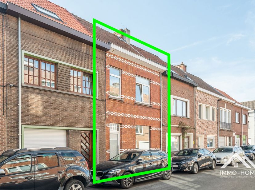 Deze volledig gerenoveerde woning, in 2026, abestveilig en conforme elektriciteit tot 2051, ontvangt je in een ruime inkomhal, met ruimte voor een ves