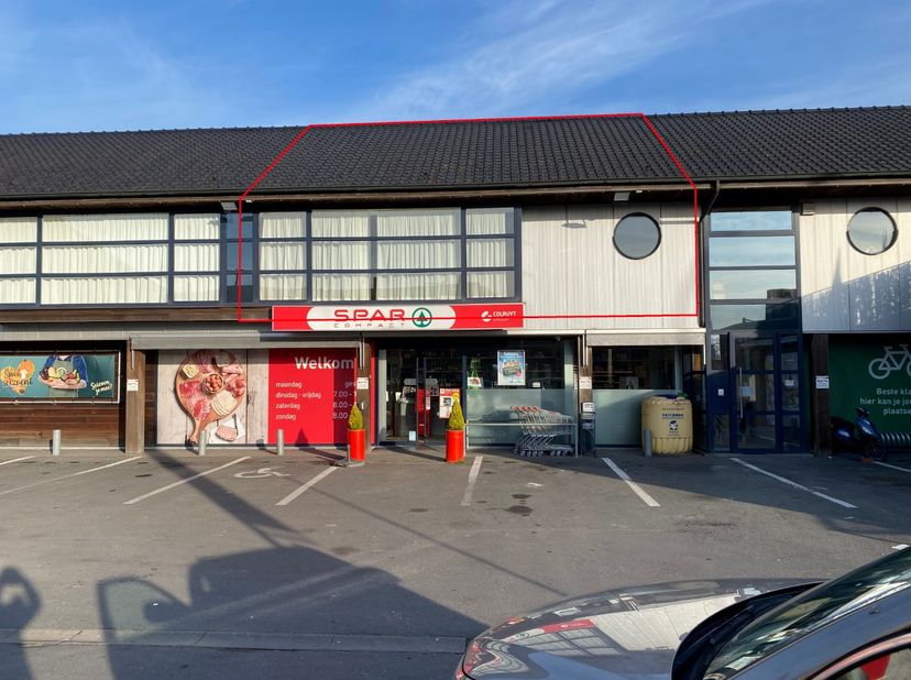 Dit appartement beschikt over een inkomhal, lichtrijke leefruimte met half-open keuken, technische ruimte/berging, 2 slaapkamers, badkamer en afzonder