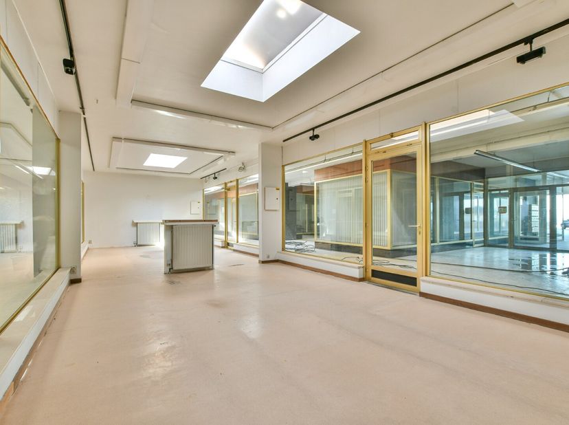 Goed gelegen handelspand met visibiliteit vanop de Zeedijk te Blankenberge! Centraal gelegen in de befaamde winkelgalerij 'Excelsior' rondom tal van a