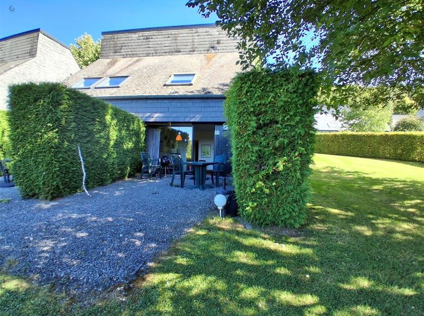 La maison de vacances est agréablement située juste en dehors du village de Ny, au sein de la copropriété L'Espinette. Elle bénéficie dun environnemen
