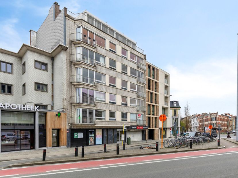 Op een van de meest zichtbare en dynamische locaties van Gent, pal aan de Heuvelpoort, bevindt zich dit ruime handelspand van ca. 108 m².<br />
Gelege