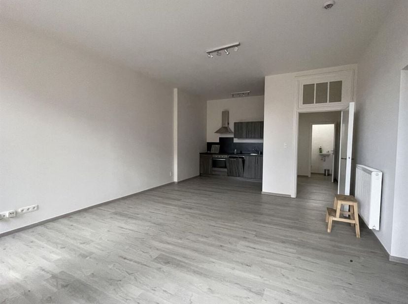 Superbe appartement 1 chambre avec parking couvert sécurisé proche du centre de Beloeil et de toutes commodités.<br />
Le bien (+/- 61,38m²), au premi