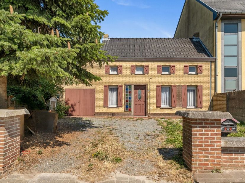 In het landelijke Oosterzele, aan de rand van de Vlaamse Ardennen, bevindt zich deze charmante en authentieke woning met tal van renovatiemogelijkhede