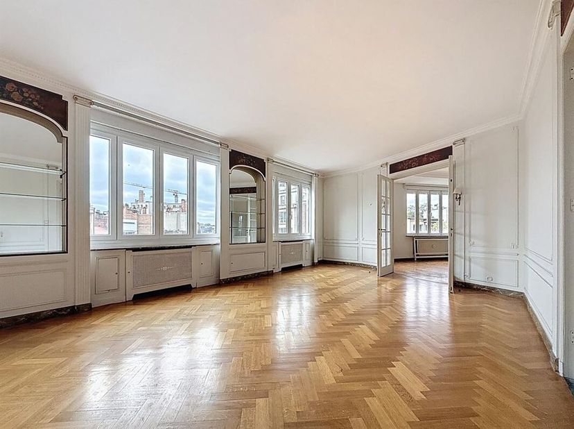 Quartier de lUniversité à proximité du Bois de la Cambre, superbe appartement de CARACTERE  LUMINEUX et SPACIEUX  +/-  228 m² (selon PEB) situé au 4èm