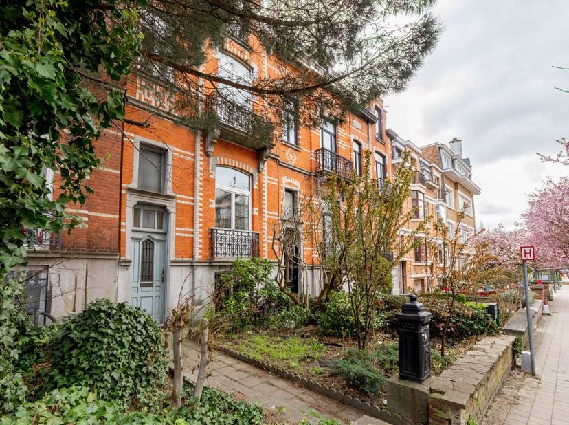 IXELLES, à deux pas du Bois de la Cambre et du cimetière d’Ixelles, proche de toutes les facilités, charmante MAISON (5ch/4sdb) de 268 m² (selon PEB)