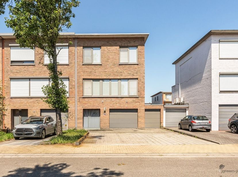 Appartement de plain-pied prêt à emménager et économe en énergie, comprenant 3 chambres, 2 garages et un jardin ensoleillé à Hoevenen<br />
<br />
<
