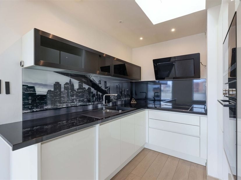 Gerenoveerd 2 slaapkamer-appartement met 2 terrassen in hartje Sint-Truiden - Opbrengsteigendom<br />
<br />
Omgeving:<br />
+ Centrale ligging in