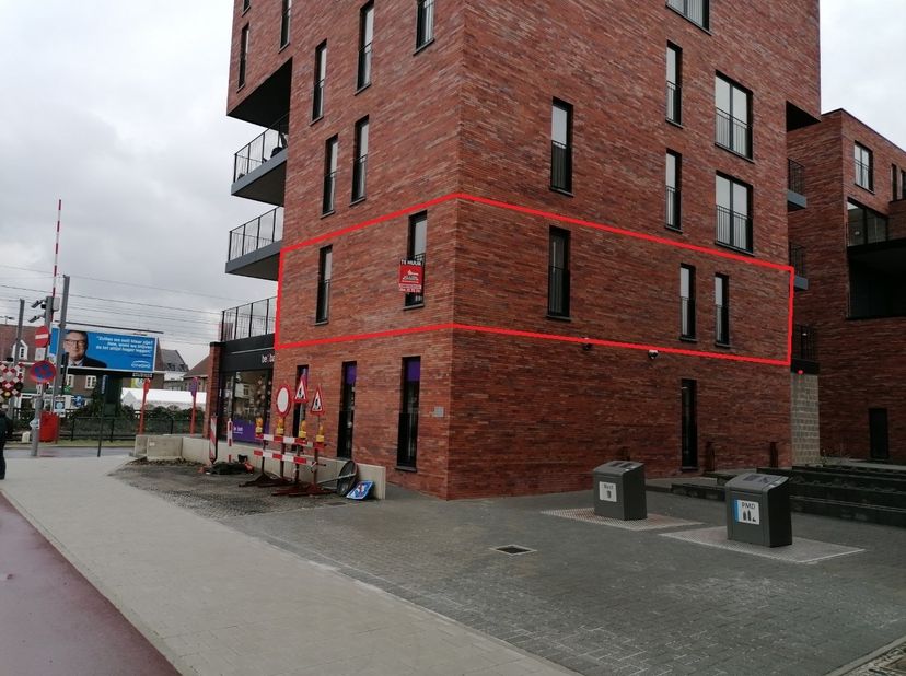 Volledig afgewerkt appartement, gelegen op de eerste verdieping, met 2 slaapkamers!<br />
<br />
Bestaande uit:<br />
• Inkomhal<br />
• Woonkamer<br