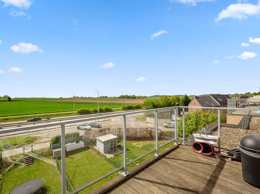 Aangenaam en ruim appartement uit 2013 met 2 slaapkamers en een ruim terras op de 3de verdieping. Het appartement omvat: inkomhal met apart toilet en