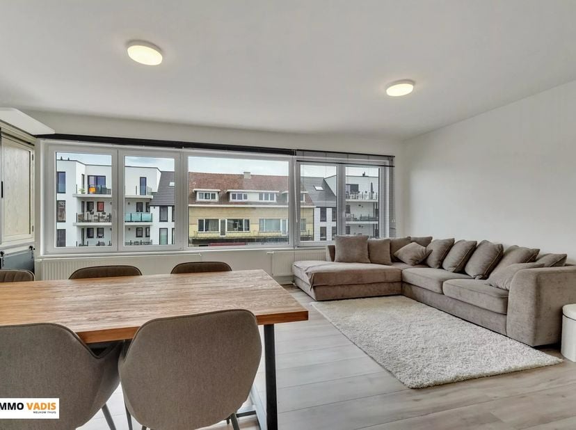 Op een uitstekende locatie langs de Kempische Steenweg 308, op een boogscheut van het centrum van Hasselt, bevindt zich dit instapklare appartement in