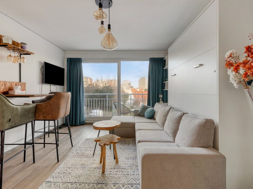 Charmante studio te koop in Westende-Bad, gelegen op de 3e verdieping van de residentie Wanaka, aan de zeezijde met open zicht. Bij het oversteken van