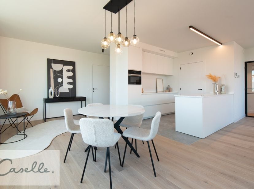 Lichtrijk en instapklaar appartement in Sint-Michiels, waar luxe, comfort en energiezuinigheid centraal staan. Het appartement werd volledig geschilde