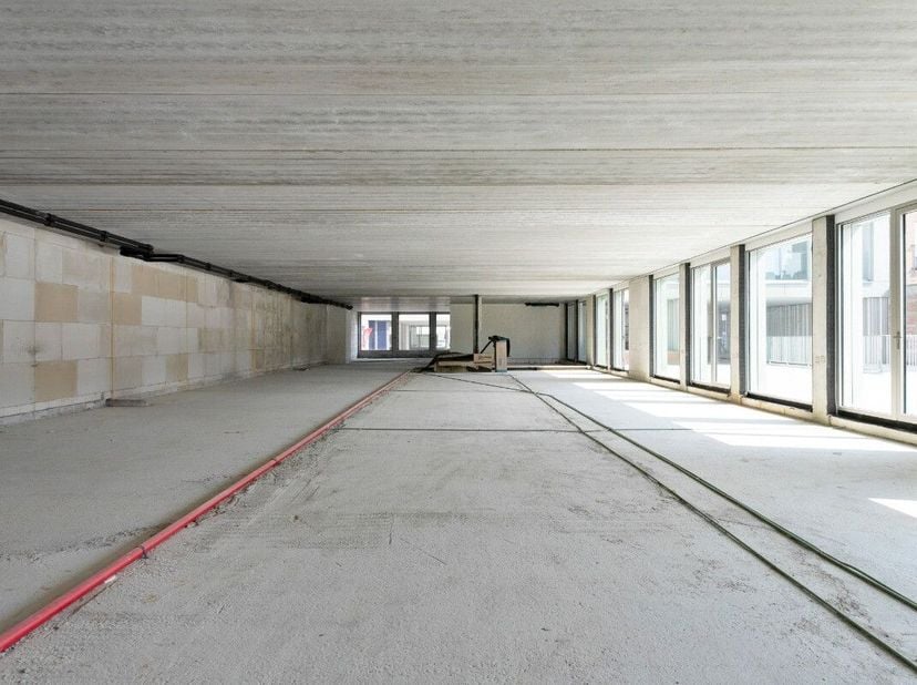 Dans la Résidence Cavallo, une résidence moderne de nouvelle construction dans un emplacement très commercial, vous trouverez cet espace commercial d'