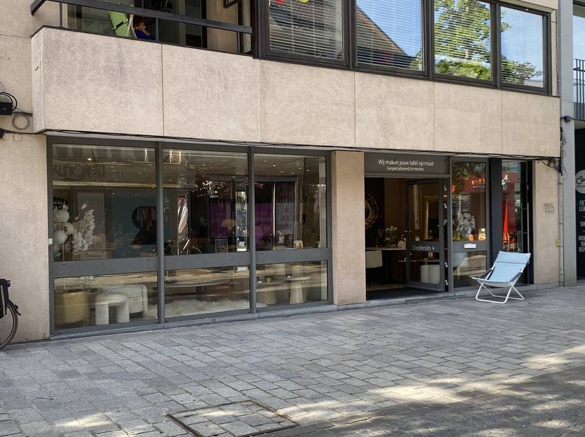 Handelsgelijkvloers te koop van ca. 275 m² op een totale grondoppervlakte van ca. 353 m² gelegen in de Ooststraat te Roeselare, nabij het Stationsplei