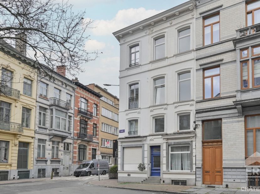 Gelegen in het hart van de zeer gegeerde wijk Châtelain, in de onmiddellijke nabijheid van winkels, restaurants, openbaar vervoer en alle voorzieninge