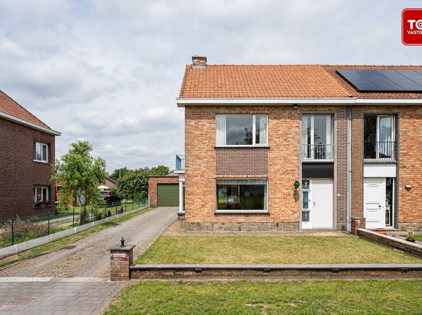 Deze te renoveren woning uit 1961 biedt heel wat potentieel en is gelegen op een perceel van 527 m². <br />
Dankzij de rustige ligging, de garage en d