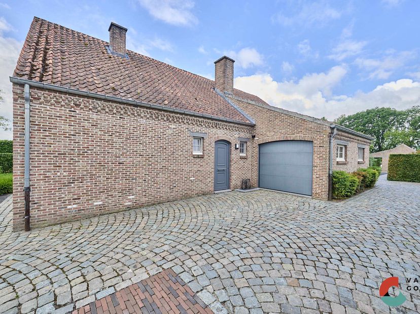 Ben je op zoek naar een hedendaagse en comfortabele gezinswoning prachtig in het groen? Dan is deze woning op een perceel van 18are 24ca precies wat j