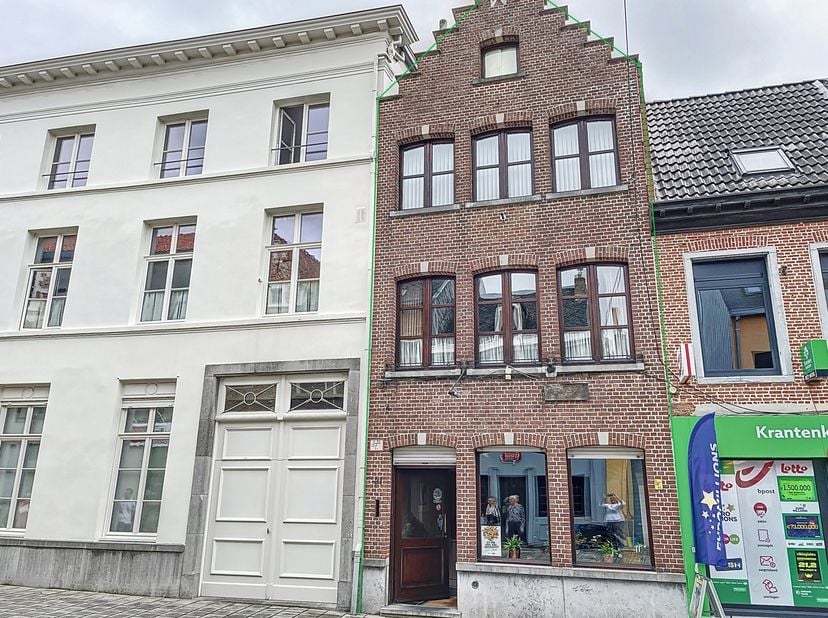 Dit voormalige kapsalon met woning is gelegen in het historische hart van Lier, tussen de Grote Markt en het Zimmerplein. De woning is gezegend met ee