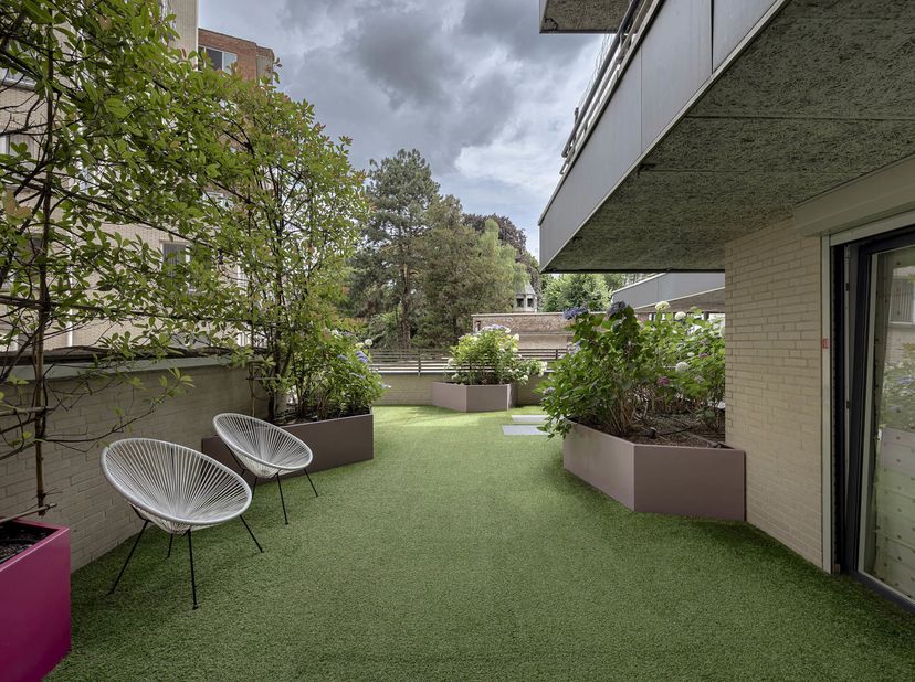 Dit ruime en lichtrijke appartement is ideaal gelegen tegenover het Harmoniepark en combineert comfort, functionaliteit en een uitstekende ligging.<br