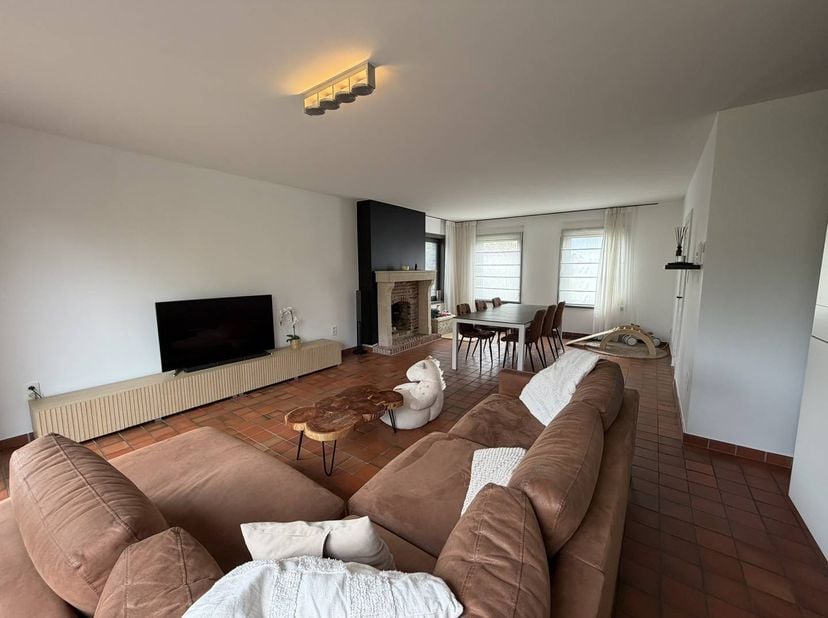 Cette belle maison est située dans la paisible ville de Kuringen (Hasselt), à quelques minutes à vélo du centre de Hasselt. Le canal Albert et la rése