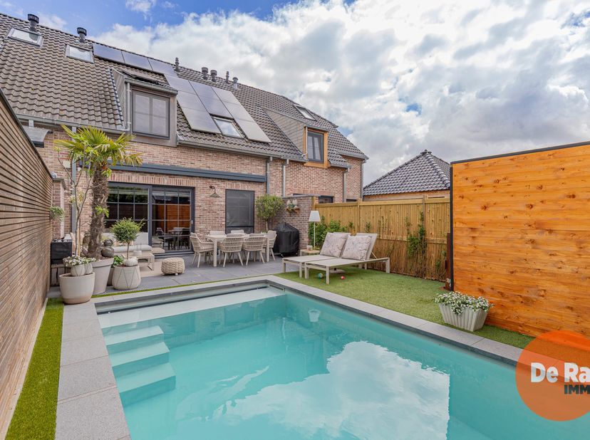 WICHELEN - Recente instapklare gezinswoning met zwembad<br />
Bent u op zoek naar een recente, instapklare woning met ruimte, comfort en weinig zorgen
