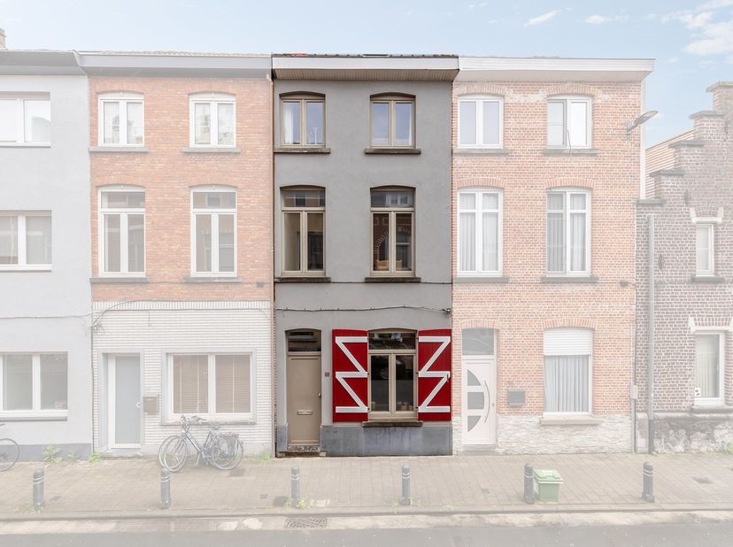 Bent u op zoek naar een ruime woning in Gent met tal van mogelijkheden? Gelegen in een rustige straat nabij de Brugse Poort geniet u hier van een uits