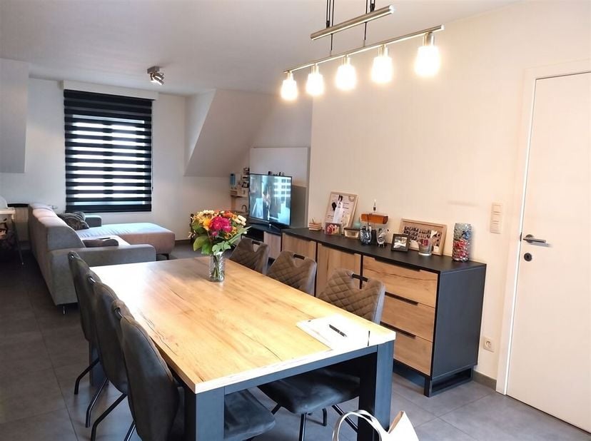 Demandez votre visite à info@optimusvastgoed.be !<br />
A LOUER : Appartement duplex avec 3 chambres à coucher et garage à Heusden-Zolder !<br />
Cet