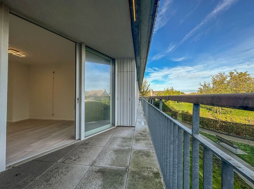 Bel appartement avec une grande terrasse ensoleillée situé au calme dans le coeur d'Oostduinkerke village. Aménagement: entrée avec WC, séjour avec ac
