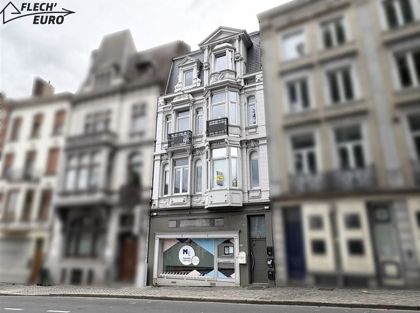 Situé au centre de Verviers avec une vue magnifique sur le parc de l'Harmonie, cet immeuble mixte composé d'une surface commercial et actuellement de