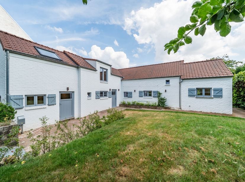 Ontdek deze charmante villa, ideaal gelegen aan het einde van een rustige straat, die een vredige leefomgeving biedt en toch dicht bij alle voorzienin