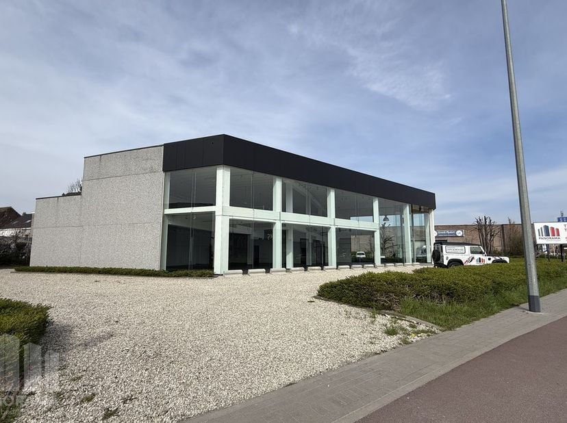 Bâtiment commercial polyvalent et multifonctionnel à louer avec salle d'exposition, espace de stockage et espace brut (autorisé comme logement de conc