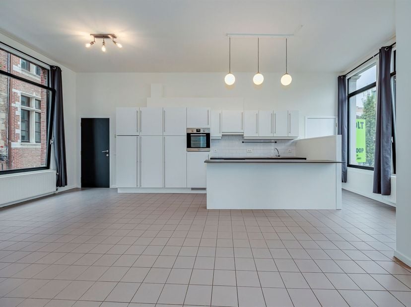 Cet appartement est situé au premier étage de Minderbroedersrui à Anvers, entre la Sint-Paulusstraat et la Lange Koepoortstraat. L'emplacement est par
