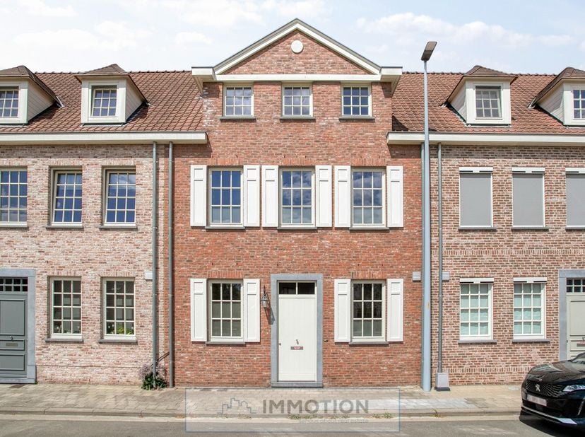 Gelegen aan de Molenstraat in Heule, presenteren wij u deze moderne woning met een bewoonbare oppervlakte van&amp;nbsp;196 vierkante meter (+ 2 garages).