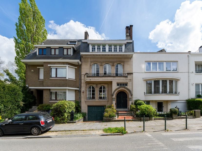 BRUSSEL – In de onmiddellijke nabijheid van het Bois de la Cambre, elegante HERENWONING (6 slpks/2 badk) te renoveren, ontworpen door architect Armand