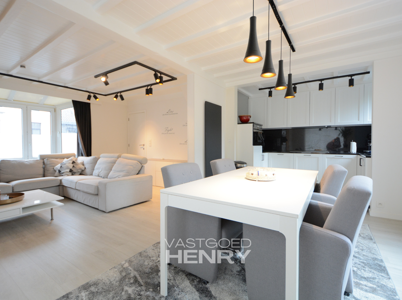 Te huur Oostduinkerke op jaarbasis (950 euro/maand)<br />
- Lichtrijk en volledig gerenoveerd duplex appartement <br />
- Zeer ruim en zonnig terras!