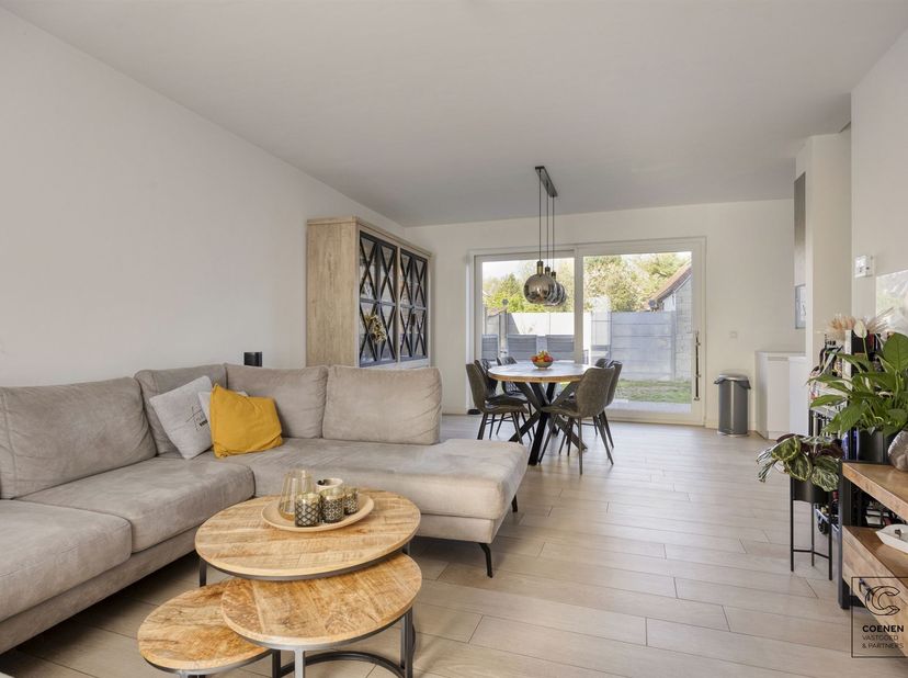 Prachtige woning (2023) van 202 m² met 5 slaapkamers in een doodlopende straat te Ranst! Indeling: inkomhal, voorzien van een apart gastentoilet. Van
