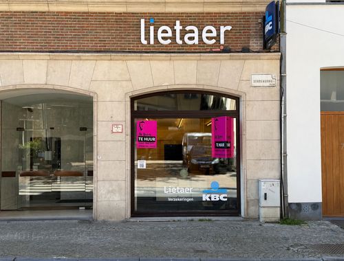                                         Bureaux à louer à Kortrijk, € 1.350
