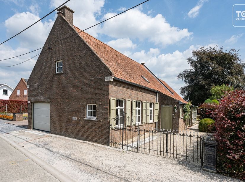 Deze woning is rustig gelegen op korte afstand van het centrum, met winkels, scholen en andere voorzieningen binnen handbereik. Ook de verbinding naar