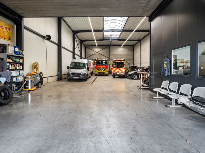 Recente KMO unit 375m² op strategische locatie<br />
<br />
Deze recent  KMO-unit (2021) is onderdeel van een duurzaam bedrijvenpark bestaande uit 1