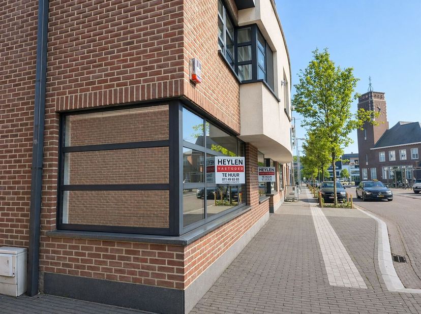 Veelzijdige handelsruimte/kantoor van ca. 60 m² op toplocatie in Pelt<br />
Ligging<br />
Gelegen aan de Dorpsstraat 1 in Pelt, op een centrale en zic