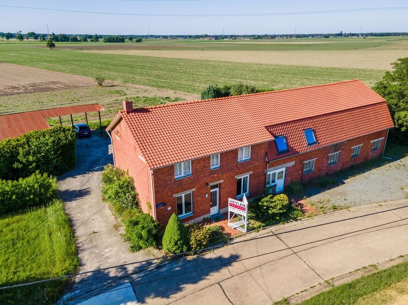 Te renoveren authentieke hoeve <br />
<br />
Deze authentieke te renoveren hoeve bevindt zich in een uitzonderlijk rustige en groene omgeving, versc