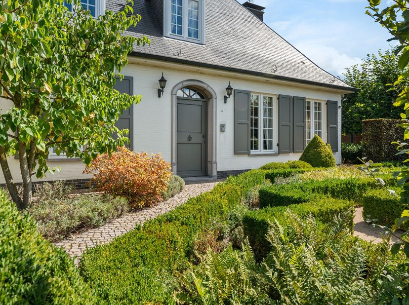 Deze verzorgde villa is gelegen op een groen maar centraal gelegen perceel van +/- 2.081 m². Ze omvat een ruime woonkamer, keuken met veranda, bureau,