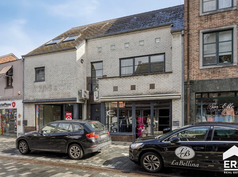 Energiezuinig duplexappartement te koop in hartje Lommel! Lommel-Centrum: Ruim (168m²) en energiezuinig duplexappartement met 2 slaapkamers en ondergr