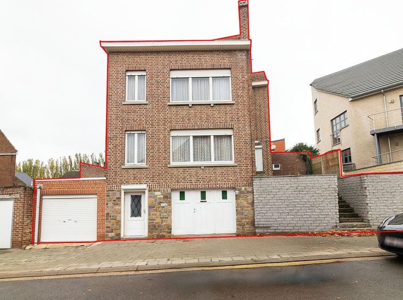 WONING MET GARAGES<br />
<br />
Te renoveren woning, gelegen in het centrum van Kumtich. 3 verdiepingen + zolder op extra verdieping, woonkamer, keuke