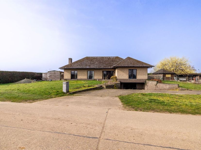 Immeuble de 3 chambres à coucher à rénover avec jardin donnant sur la verdure à Westerlo<br />
En entrant dans la propriété, vous pénétrez dans un hal