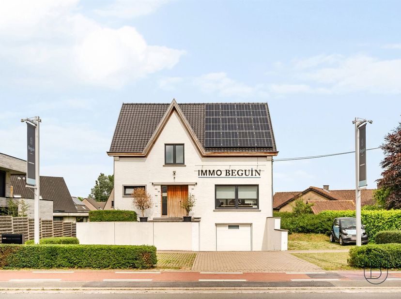 Dit kantoorgebouw + appartement/extra kantoor met parking en tuin is ideaal commercieel gelegen genietend van visibiliteit. <br />
Tevens ideale opbre
