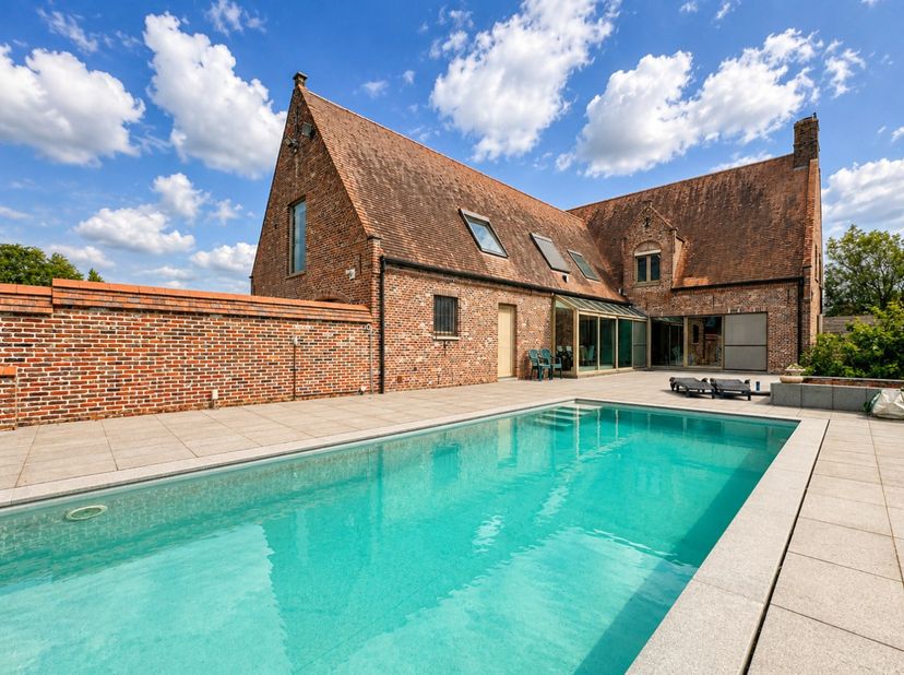 Unieke villa met zwembad, ruime loodsen en 13.492 m² grond – ideaal voor wonen, hobby's en paardenliefhebbers<br />
Op zoek naar ruimte, privacy én ta